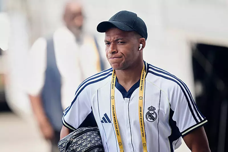 مبابي يتأخر عن بعثة ريال مدريد بعد مباراة دورتموند: الأسباب وراء مغادرته إلى المطار دون الفريق