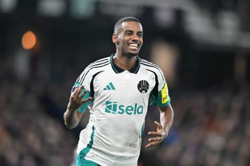 تأثير غياب إيزاك على أداء نيوكاسل الهجومي رغم كثرة التسديدات